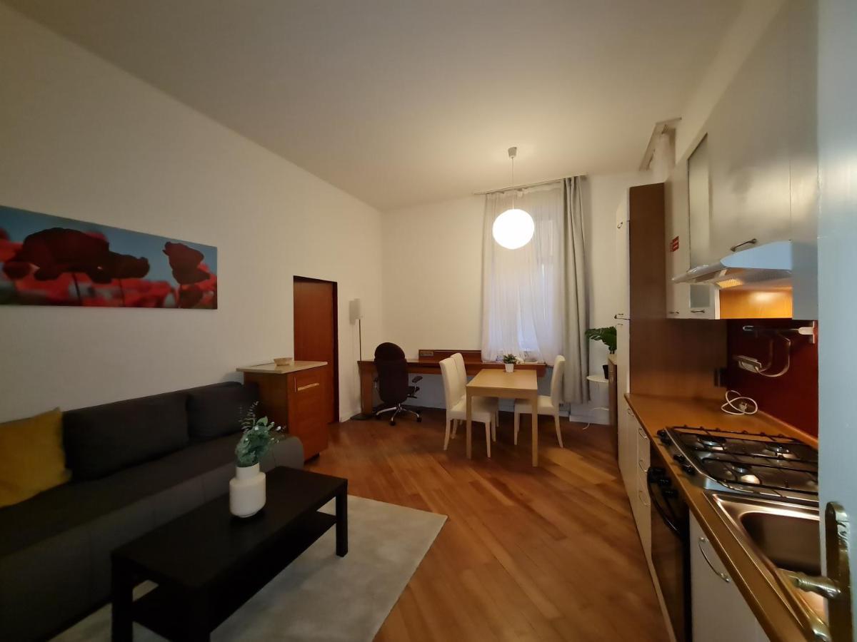 Astronomical Clock Apartment *