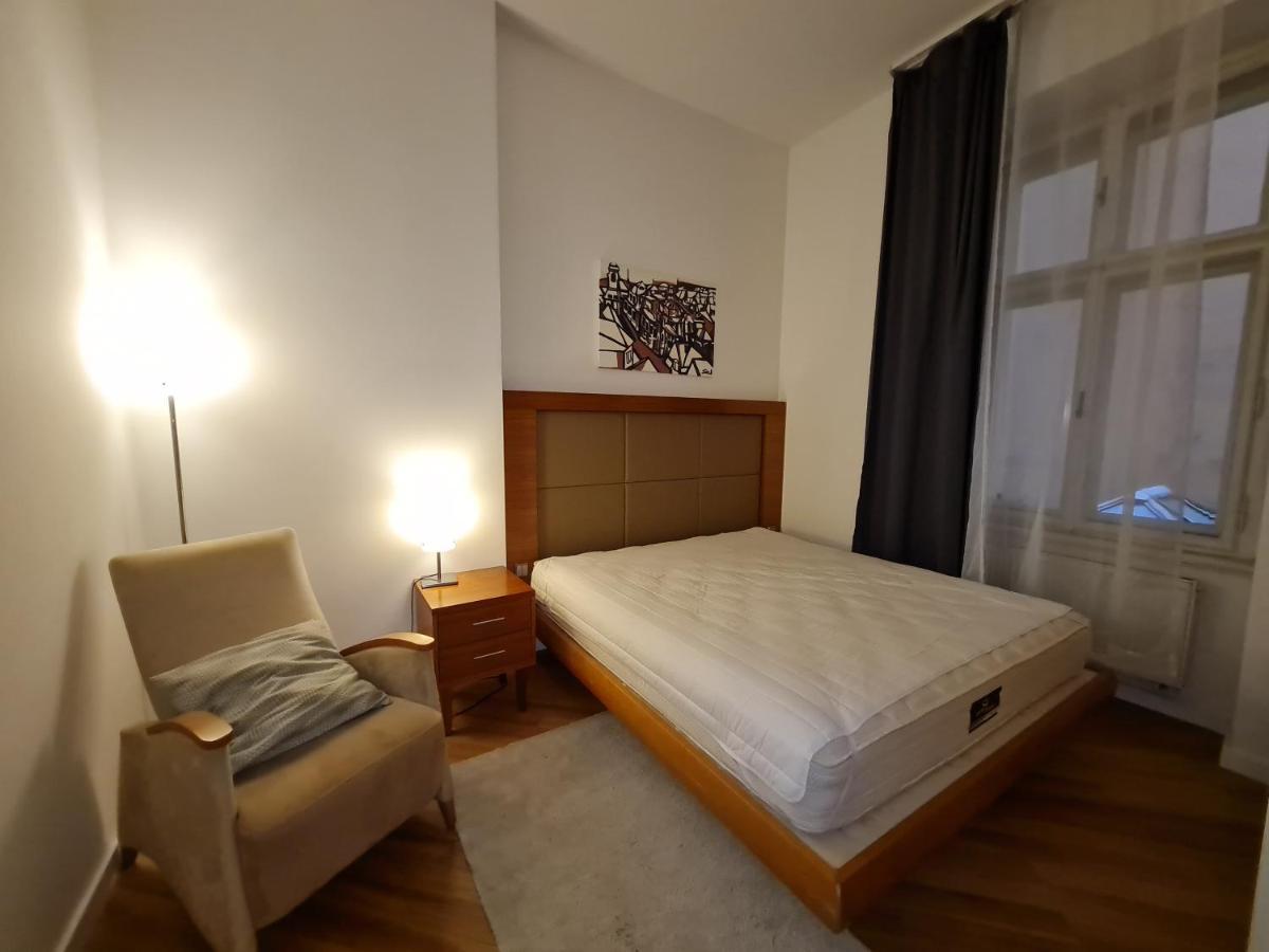Astronomical Clock Apartment *